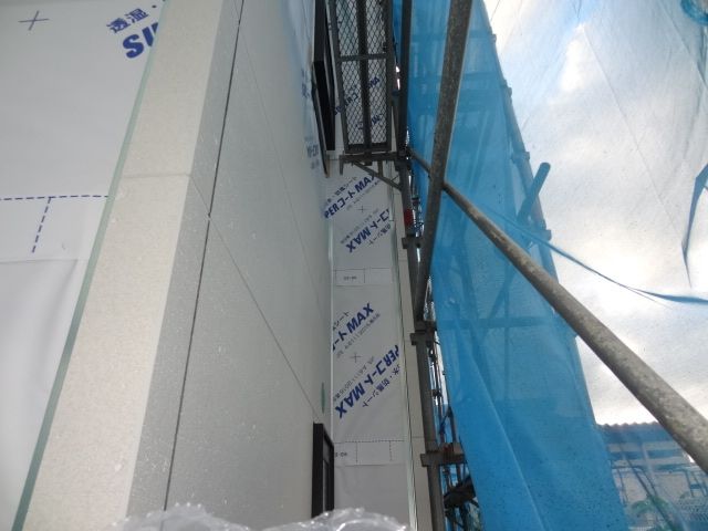 サイディング貼り工事中①